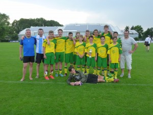 Die C-Junioren mit den Trainern Martin Teufel und Frank Pabst sowie dem Jugendkoordinator Siegfried Teufel vom FV Bad Waldsee.